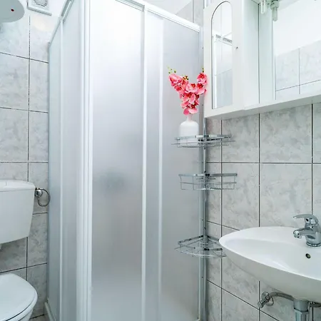 Nikolina Lu - Two-bedroom With Balcony