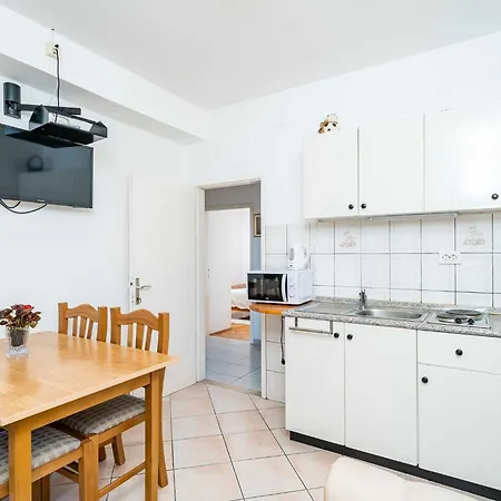 Nikolina Lu - Two-bedroom With Balcony アパート