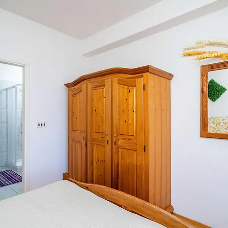 Nikolina Lu - Two-bedroom With Balcony *