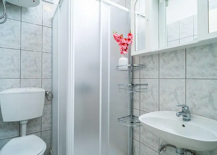 Nikolina Lu - Two-bedroom With Balcony