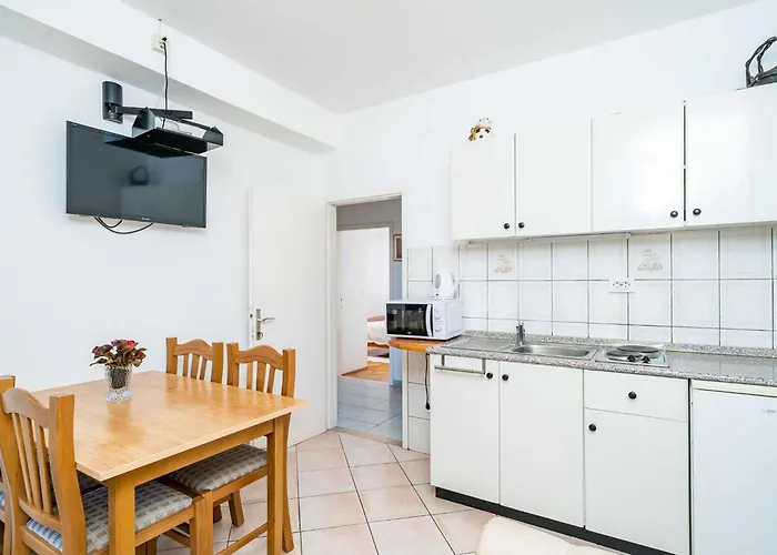 Nikolina Lu - Two-bedroom With Balcony 公寓