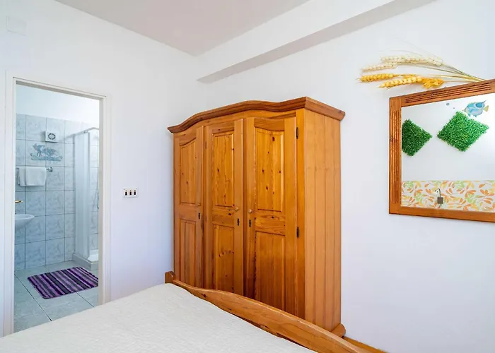 Nikolina Lu - Two-bedroom With Balcony *